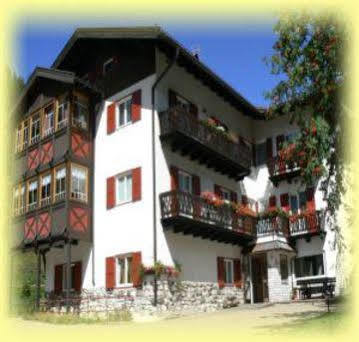 Garni Tyrolia Hotel Campitello di Fassa Exterior photo